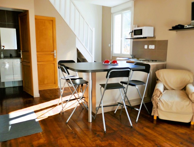 Le Gîte de Malaunay pièce à vivre avec accès salle de douche