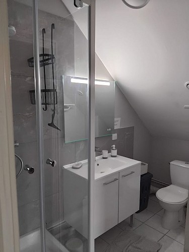 1salle de bain chambre a étage