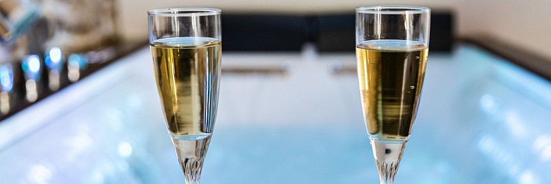 la-suite-de-letoile-jacuzzi-champagne-1500x500