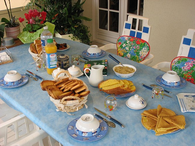 PETIT DEJEUNER 1  - HOUEL CD