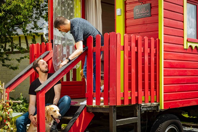 relais-de-la-charretterie_famille-chien-roulotte-_heurteauville_drone-press_1