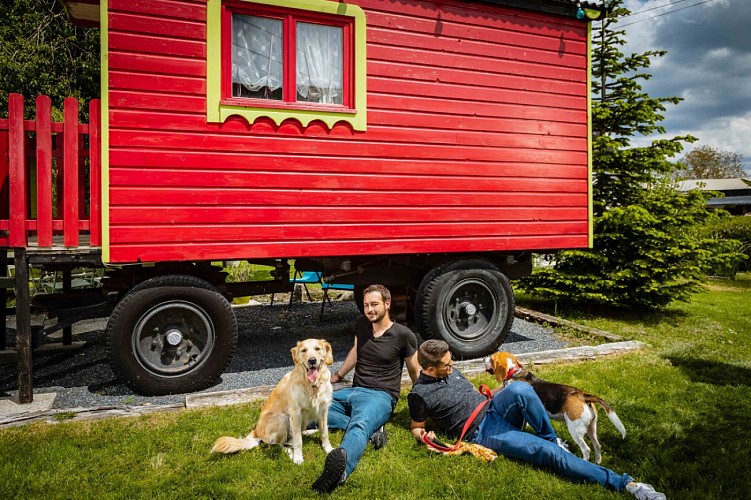 relais-de-la-charretterie_famille-chien-roulotte-_heurteauville_drone-press_2