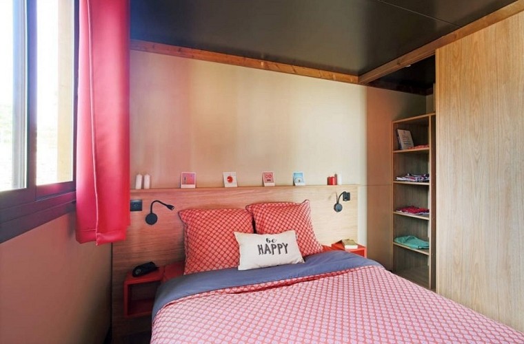 CHAMBRE DOUBLE ROULOTTE ©CAMPING LES FALAISES