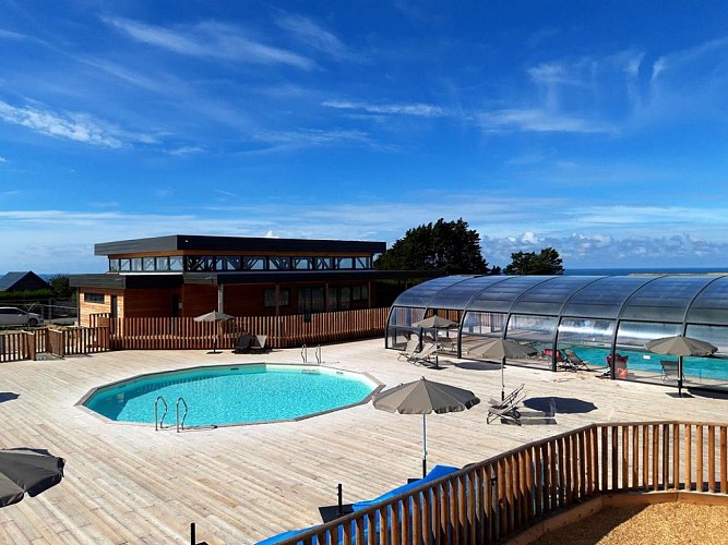 Camping-huttopia-les-falaises-espace-piscine-centre-de-vie-bar-restaurant