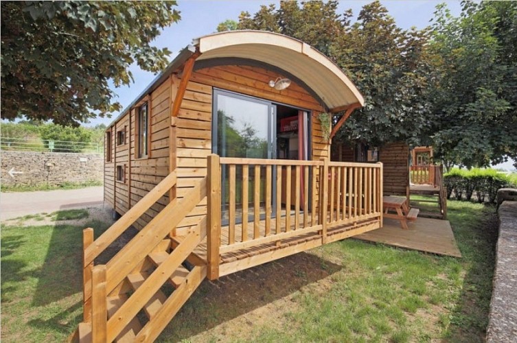 EXTERIEUR ROULOTTE ©CAMPING LES FALAISES