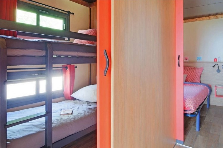 CHAMBRE DOUBLE + SIMPLE ROULOTTE ©CAMPING LES FALAISES