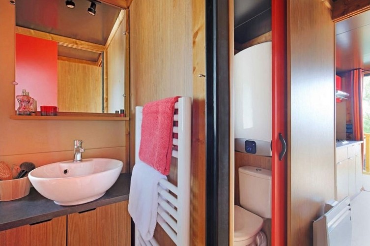 SDB ROULOTTE ©CAMPING LES FALAISES