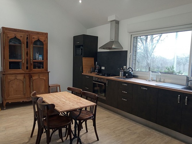 gite-de-la-coutume-chanclou-vatteville-cuisine-equipee-lumineuse