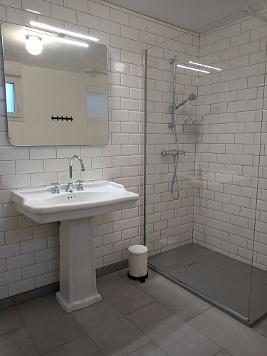 gite-de-la-coutume-chanclou-vatteville-salle-d-eau-retro