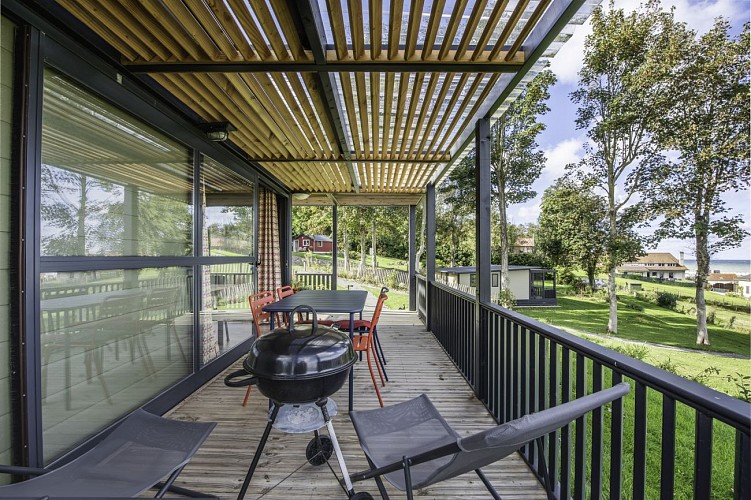 Terrasse équipée chaises longues, salon de jardin et barbecue