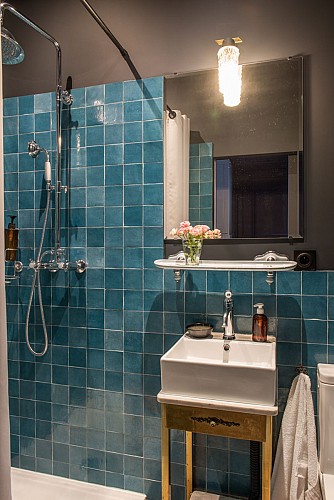 Joséphine, la salle de bain (douche, lavabo, wc)