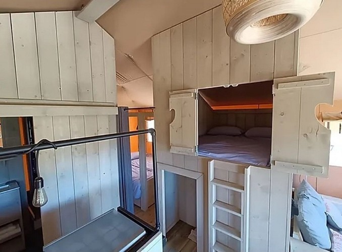 CHAMBRE DANS LE COFFRE EN BOIS