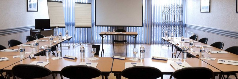 Salle séminaire - tables en U 