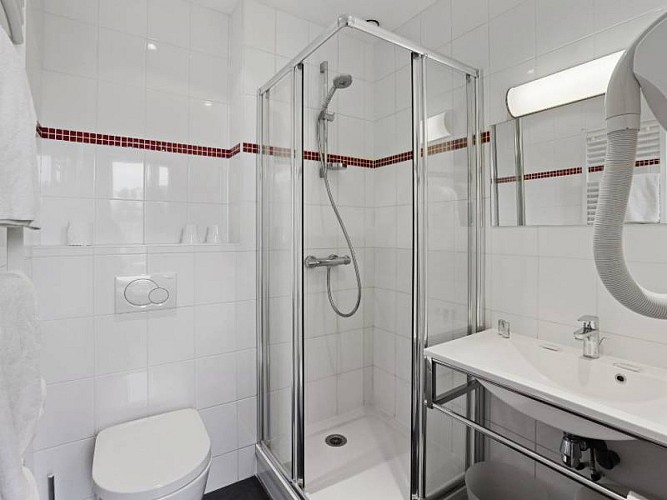 Hôtel Cardinal Rouen Salle de douche