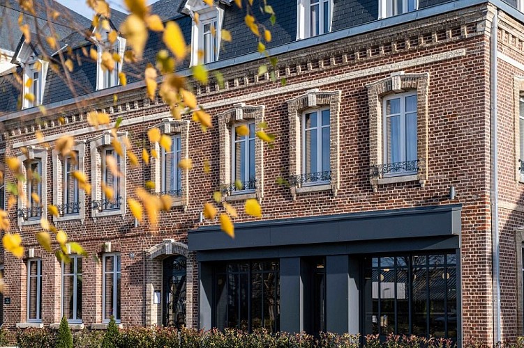 Eu-Hotel-Mayrena-Facade-plongee-Hotel-Mayrena-2020