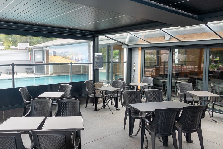 Snack-bar et piscine du camping Abijune