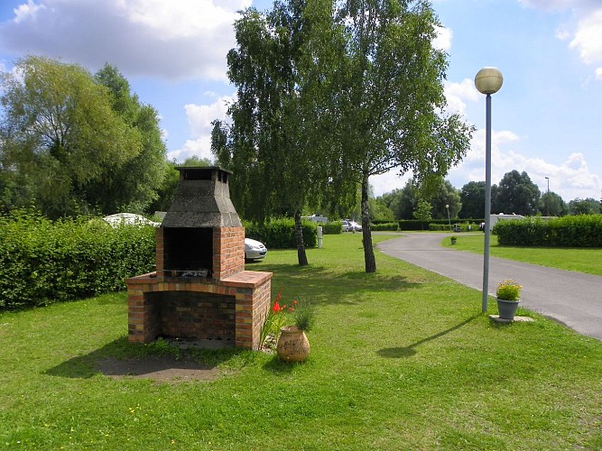 Aire de stationnement et de service à l'extérieur du Camping Aux Cygnes d'Opale