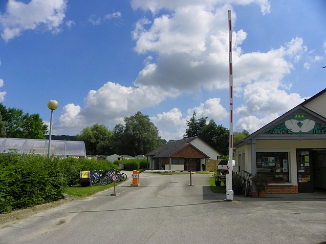 Aire de stationnement et de service à l'extérieur du Camping Aux Cygnes d'Opale