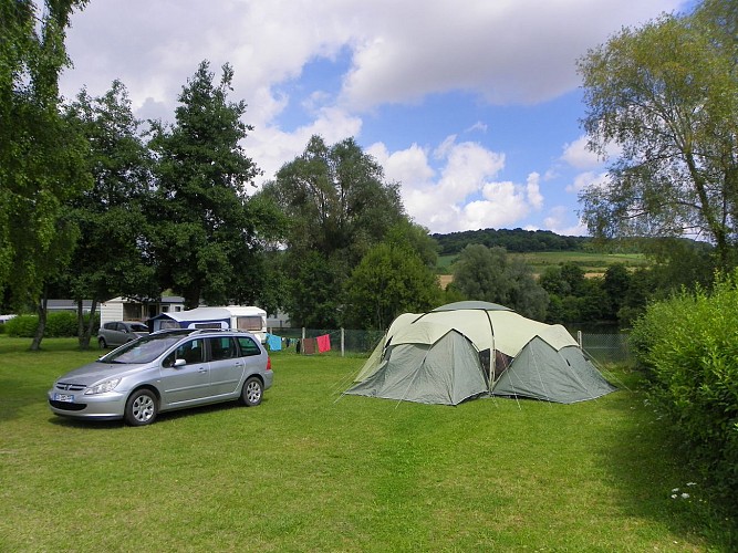 Aire de stationnement et de service à l'extérieur du Camping Aux Cygnes d'Opale