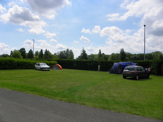 Aire de stationnement et de service à l'extérieur du Camping Aux Cygnes d'Opale