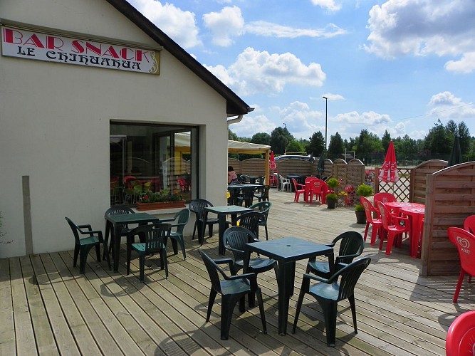 Aire de stationnement et de service à l'extérieur du Camping Aux Cygnes d'Opale