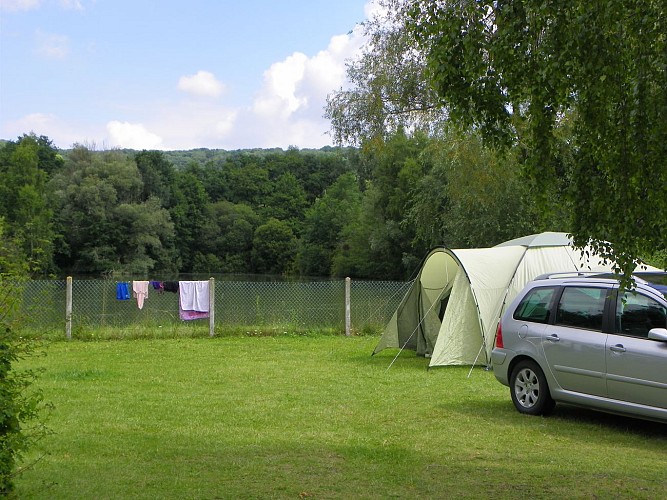 Aire de stationnement et de service à l'extérieur du Camping Aux Cygnes d'Opale