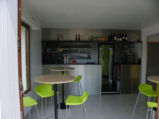 Aire de stationnement et de service à l'extérieur du Camping Aux Cygnes d'Opale