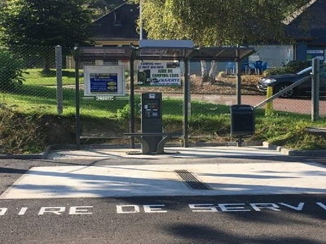 Aire de service devant le camping du Mont Joli-Bois à Cruel-sur-Mer