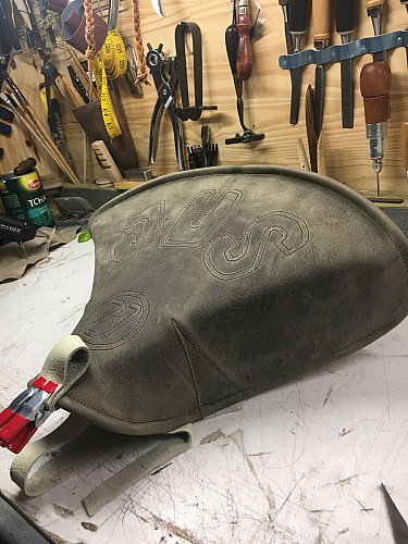 Selle de moto réalisé sur mesure.Cousu au nom du propriétaire _6