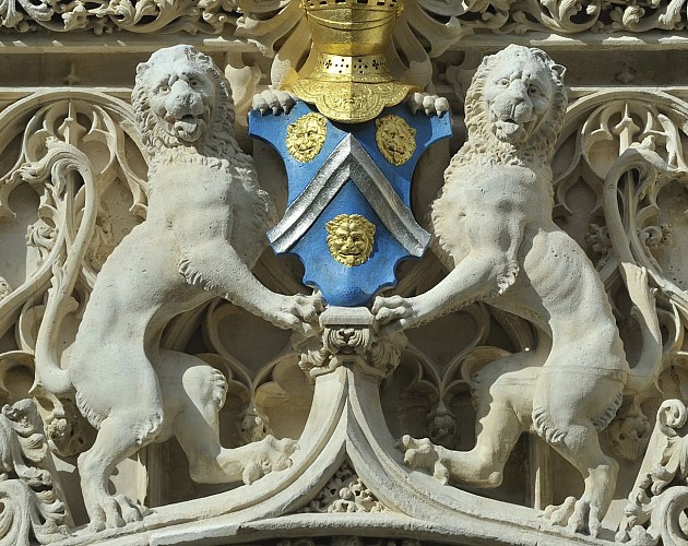 Détail façade sur place de la Pucelle 