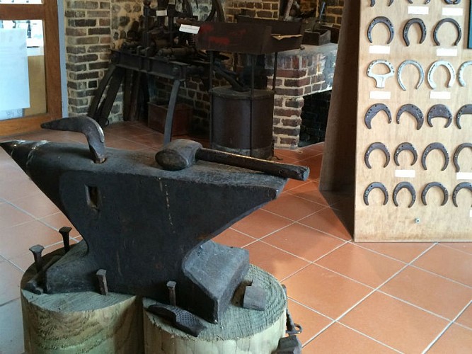 Saint-Pierre-Benouville---Musee-de-la-Forge---Enclume--ABB-OTQSV-2