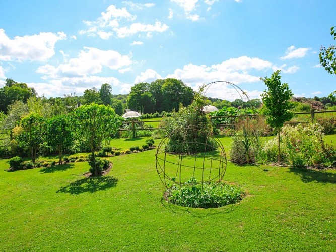 Lucy - Le jardin du crapaud à trois pattes