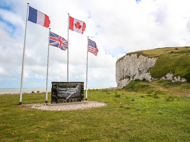 Stèle commémorative du B-17 à Paluel