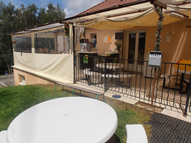 accueil terrasse et tables de pique nique_2
