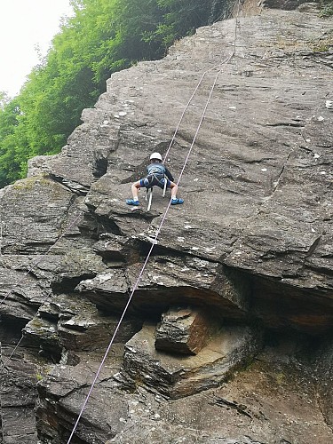 Escalade sur falaise Station sports nature Vézère Passion_3