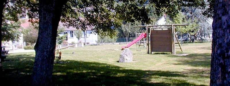 Aire de pique-nique au bord de l'eau - Chambon-sur-Voueize