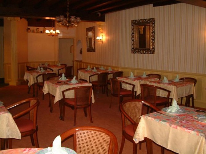 big_Salle_20de_20restaurant_20Jeanne_20C__201