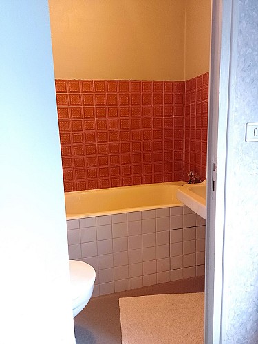 salle de bain -chambre  aux tableaux