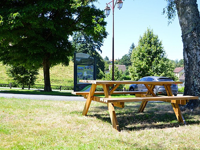Aire de pique-nique - Rilhac-Lastours