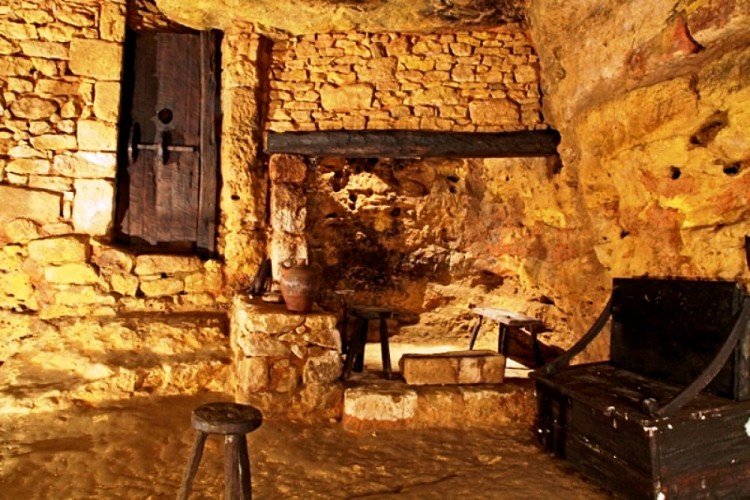 belves-habitations-toglodytiques-cantou-petit