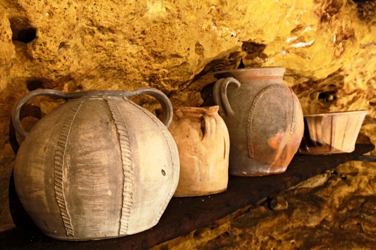 belves-habitations-troglodytiques-poteries-petit