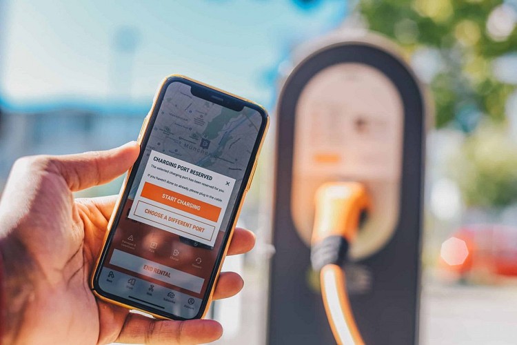 e-Mobilitaet_Ladevorgang-scaled