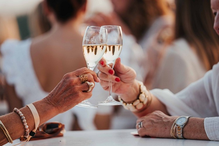 Dégustation durant un événement au Domaine du Chant d'Eole