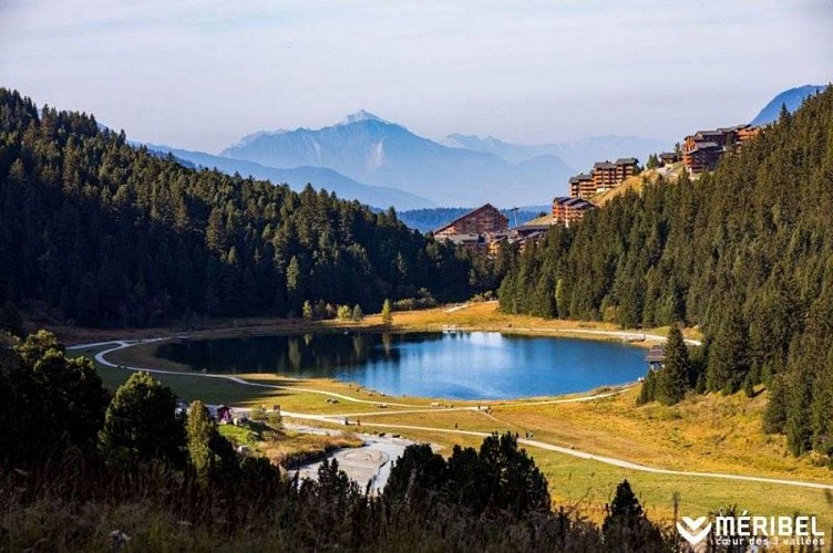 Vue sur le lac de Tueda et Méribel-Mottaret