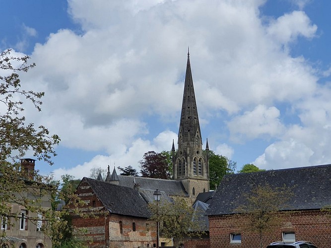 L'église depuis l'espace Monreal del campo