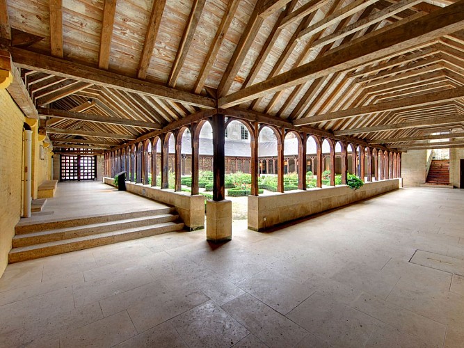 web1-Clo+«tre-Abbaye-Montiv