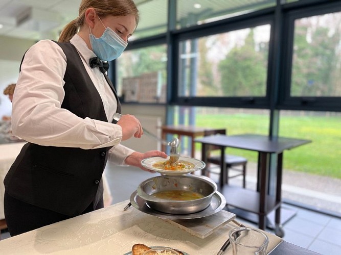 6 Le Resto d'Eugénie - Rouxmesnil-Bouteilles ©CMA-Normandie (800x600)