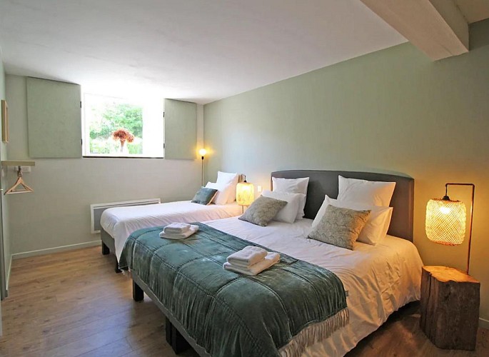 chambre-triple-gîte-unalhome-bussiere-galant