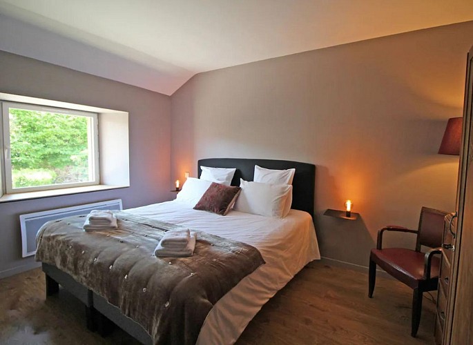 chambre-double-gîte-unalhome-bussiere-galant