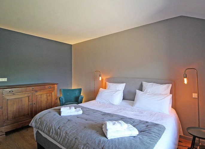 chambre-double-gîte-unalhome-bussiere-galant